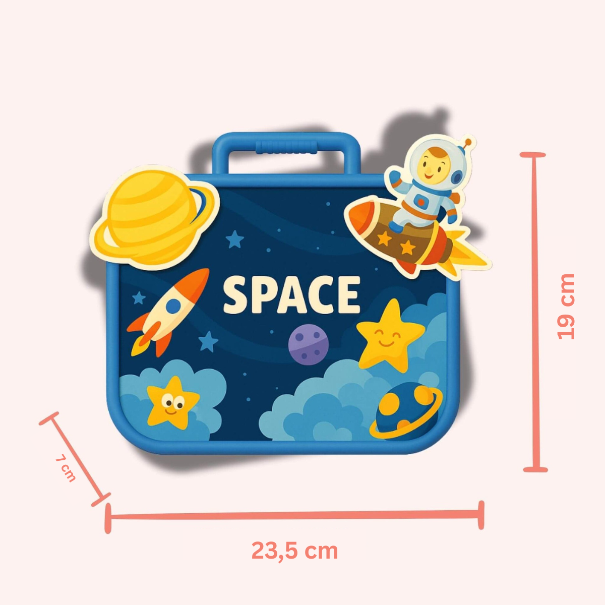 Größenangaben für den Klugolino Kreativkoffer im Space-Design. Die Abmessungen betragen: 23,5 cm Breite, 19 cm Höhe und 7 cm Tiefe.