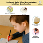 Ein Kind hält einen Stift und schreibt in einem Klugolino Zauberheft. Grafiken im Bild zeigen die Vorteile: Einfaches Umblättern, 3D-Rillen, stabile dicke Seiten und einfache Stiftführung.