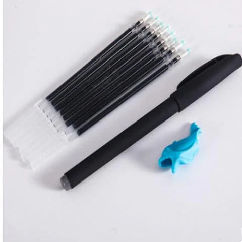 Detailaufnahme des Zubehörs: Ein Stift mit einem blauen, ergonomischen Stifthalter und mehreren passenden Nachfüllminen.