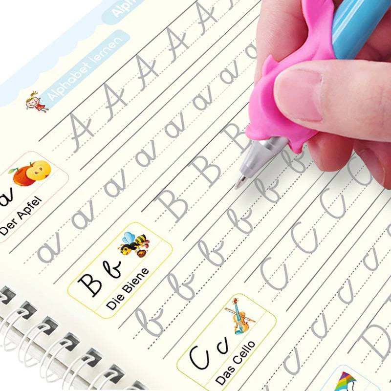 Detailaufnahme eines Klugolino Zauberheftes. Eine Hand führt einen Stift über die Rillenführung für Buchstaben